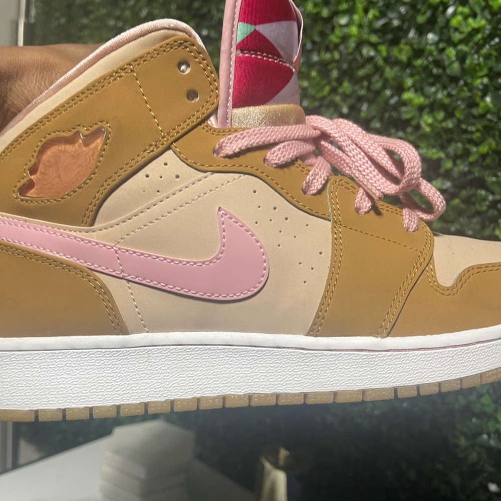 Nike Air Jordan 1 Retro Hare Lola Bunny Tan White Sneaker, size 10
